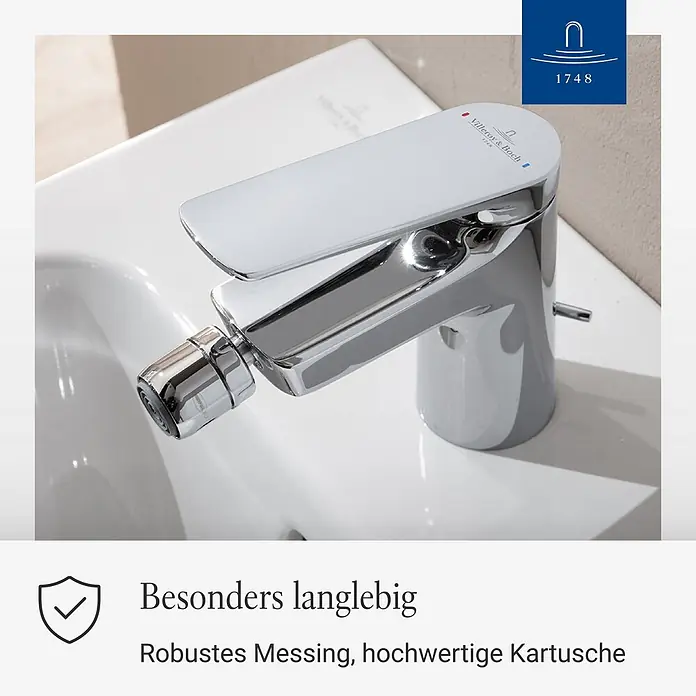 Villeroy & Boch Thermostatarmatur - Breite: 4,5 mm, Chrom, Hochglänzend - Verchromte Villeroy & Boch Bidetarmatur aus robustem Messing mit hochwertiger Kartusche, in weißem Bidet installiert.