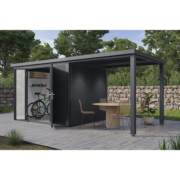 Wolff Finnhaus Gartenhaus Juna Prime Line - Außenmaß inkl. Dachüberstand (B x T): 519 x 247 cm, Verbundwerkstoff, Anthrazit - Dunkelgrauer Gartenschuppen mit integrierter Pergola, bietet Stauraum und einen schattigen Sitzbereich im Freien auf einer Holzterrasse.