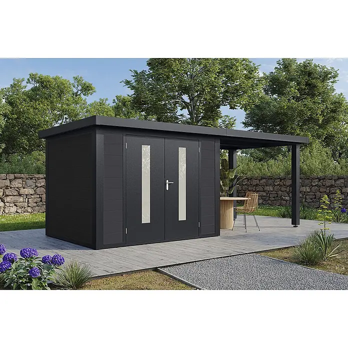 Wolff Finnhaus Gartenhaus Olin Master Line - Außenmaß inkl. Dachüberstand (B x T): 610 x 272 cm, Verbundwerkstoff, Anthrazit - Dunkelgraues Gartenhaus mit Doppeltür und transluzenten Paneelen, integriert mit einer überdachten Terrasse mit Gartenmöbeln.