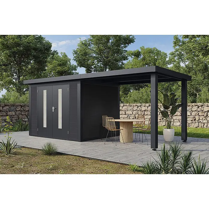 Wolff Finnhaus Gartenhaus Olin Master Line - Außenmaß inkl. Dachüberstand (B x T): 610 x 272 cm, Verbundwerkstoff, Anthrazit - Dunkelgraues Gartenhaus mit Glastüren und angebauter Pergola auf Holzdeck, als Außenwohnbereich.