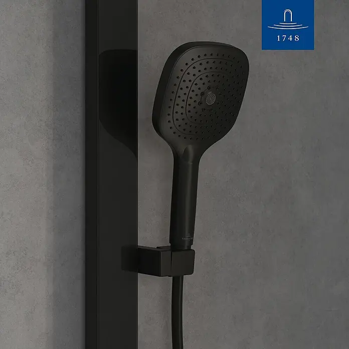 Villeroy & Boch Brausegarnitur - Art Strahl: Mix-Strahl, Matt Black - Mattschwarze Handbrause mit quadratischem Kopf, an einer schwarzen Duschstange montiert.