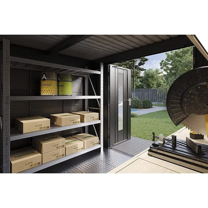 Wolff Finnhaus Gartenhaus Eirik Master Line - Außenmaß inkl. Dachüberstand (B x T): 324 x 272 cm, Metall, Anthrazit - Geräumiges Schuppeninnere mit Metallregalen voller Kartons und Farbdosen, einer Werkbank mit Kappsäge und Blick auf einen Garten.