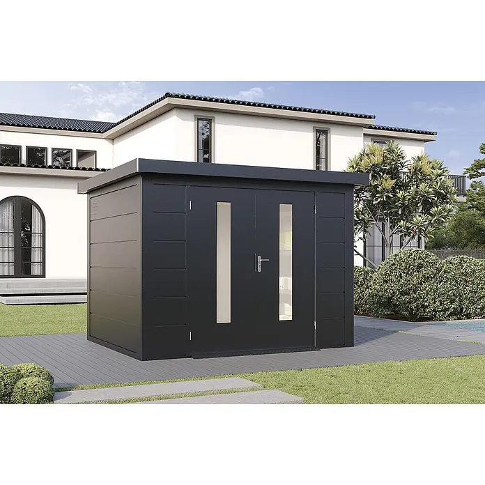 Wolff Finnhaus Gartenhaus Eirik Master Line - Außenmaß inkl. Dachüberstand (B x T): 324 x 272 cm, Metall, Anthrazit - Dunkelgraues, modernes Gartenhaus mit Flachdach und Doppeltüren mit vertikalen Transluzentpaneelen, auf einer Holzterrasse im Garten.