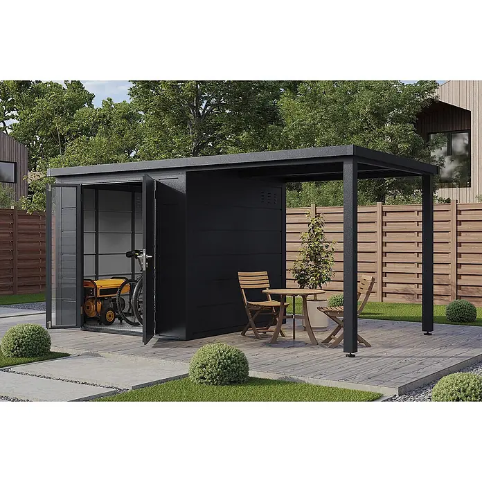 Wolff Finnhaus Gartenhaus Linnea Prime Line - Außenmaß inkl. Dachüberstand (B x T): 460 x 247 cm, Metall, Anthrazit - Schwarzer Metall-Gartenschuppen mit integrierter offener Pergola und Sitzbereich auf Holzdeck. Generator und Fahrrad innen sichtbar.