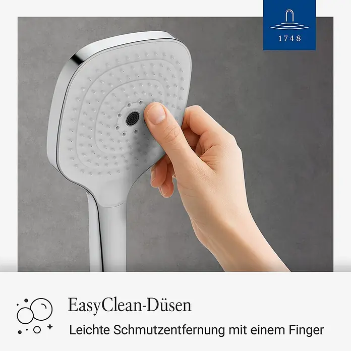 Villeroy & Boch Brausegarnitur - Art Strahl: Mix-Strahl, Chrom - Eine Hand drückt auf die weißen Düsen einer Chrom-Handbrause zur einfachen Reinigung.