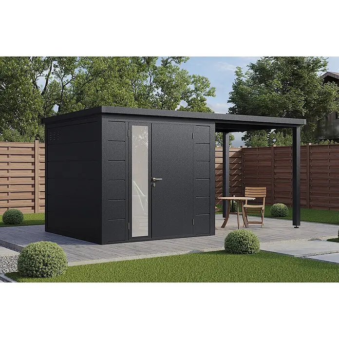 Wolff Finnhaus Gartenhaus Linnea Prime Line - Außenmaß inkl. Dachüberstand (B x T): 460 x 247 cm, Metall, Anthrazit - Anthrazitfarbenes Metall-Gartenhaus mit Glastür und integrierter Pergola, auf einer Holzterrasse.