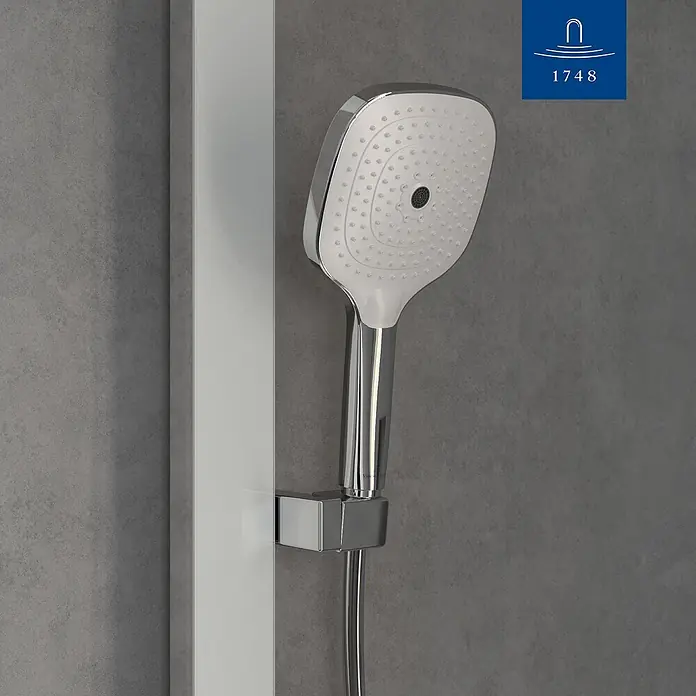 Villeroy & Boch Brausegarnitur - Art Strahl: Mix-Strahl, Chrom - Verchromte Handbrause mit weißer Duschfläche, an einer Wand montiert.