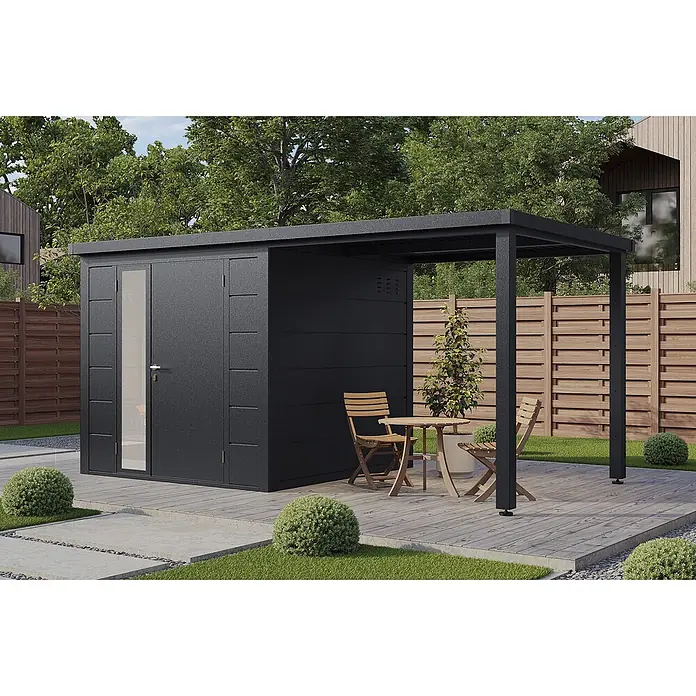 Wolff Finnhaus Gartenhaus Linnea Prime Line - Außenmaß inkl. Dachüberstand (B x T): 460 x 247 cm, Metall, Anthrazit - Dunkelgraues Metallgartenhaus mit integrierter Pergola und Sitzbereich auf Holzterrasse.
