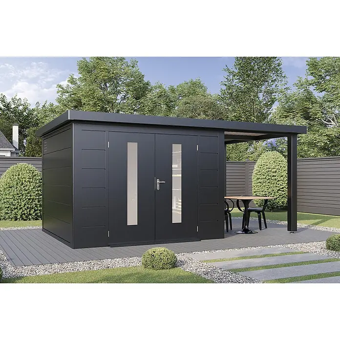 Wolff Finnhaus Gartenhaus Elvar Master Line - Außenmaß inkl. Dachüberstand (B x T): 550 x 272 cm, Metall, Anthrazit - Schwarzes, modernes Gartenhaus mit Glastüren und integrierter Pergola, auf einer Terrasse mit Sitzbereich.