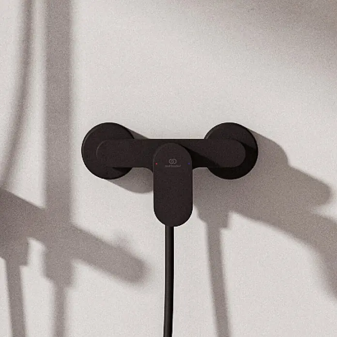 Ideal Standard UP-Brausearmatur - Matt Schwarz, Matt - Schwarze Duscharmatur an einer Wand montiert, mit zentraler Steuereinheit, roten und blauen Anzeigen und Schlauchanschluss.