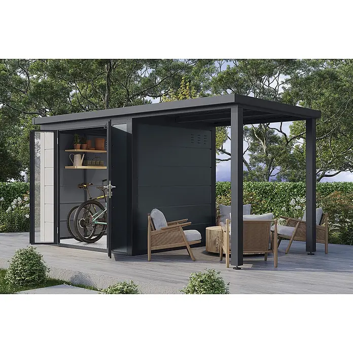 Wolff Finnhaus Gartenhaus Linnea Prime Line - Außenmaß inkl. Dachüberstand (B x T): 429 x 220 cm, Metall, Felsgrau - Dunkelgraues Gartenhaus aus Metall mit angebauter Pergola, genutzt für Lagerung und Sitzgelegenheiten im Freien auf einer Terrasse.