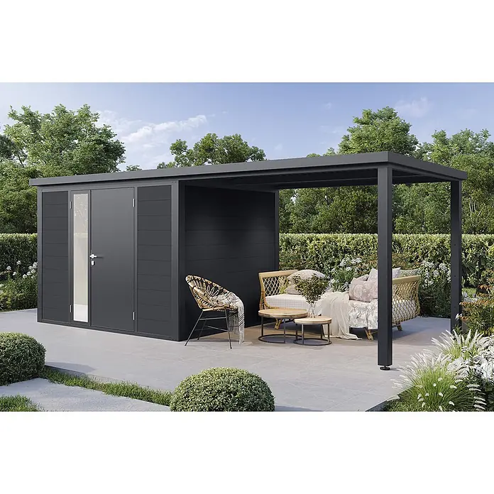 Wolff Finnhaus Gartenhaus Juna Prime Line - Außenmaß inkl. Dachüberstand (B x T): 580 x 247 cm, Verbundwerkstoff, Anthrazit - Dunkelgraues Gartenhaus mit angebauter Pergola und Sitzgelegenheiten im Freien auf einer gepflasterten Terrasse, umgeben von Grün.