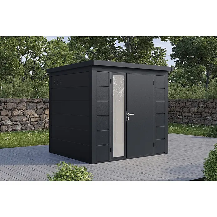 Wolff Finnhaus Gartenhaus Ulrik Prime Line - Außenmaß inkl. Dachüberstand (B x T): 240 x 220 cm, Metall, Anthrazit - Dunkelgraues modernes Gartenhaus mit Glastür auf Holzterrasse in natürlicher Umgebung.