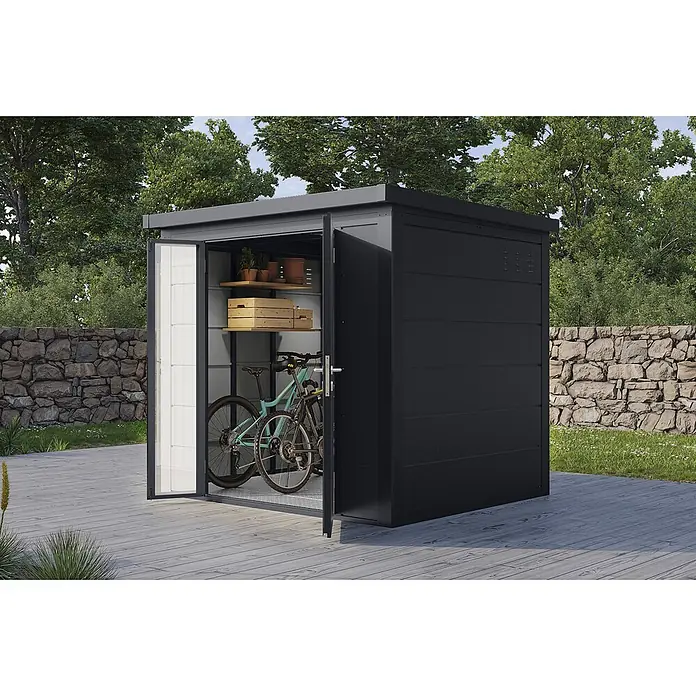 Wolff Finnhaus Gartenhaus Ulrik Prime Line - Außenmaß inkl. Dachüberstand (B x T): 240 x 220 cm, Metall, Anthrazit - Dunkelgrauer Metall-Gartenschuppen mit geöffneten Türen, der zwei Fahrräder und Regale mit Töpfen zeigt, auf einer Holzterrasse.