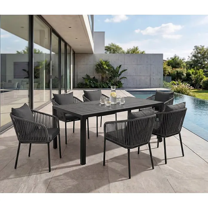 Mendler Gartenmöbel-Set HWC-N41 - 7 -tlg., Metall, Anthrazit, dunkelgrau, Anthrazit, Kissen dunkelgrau - Dunkelgraues Outdoor-Essgruppe mit Latten-Tisch und sechs geflochtenen Stühlen mit Kissen, auf einer modernen Terrasse am Pool.