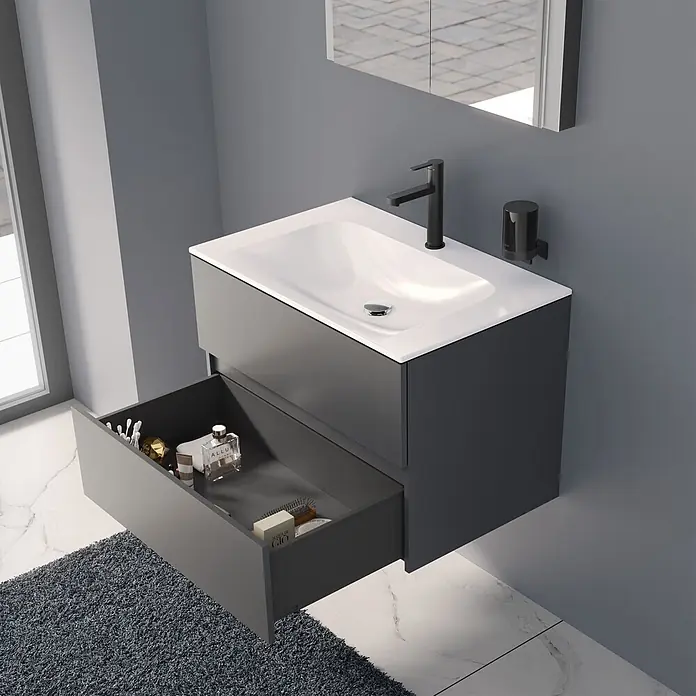 Keuco Badmöbel-Set 80 cm, mit Waschtisch und Unterbau, anthrazit/weiß - Gesamtbreite Badmöbel: 80,5 cm, Anthrazit/Weiß, Seidenmatt - Dunkelgrauer wandmontierter Badunterschrank mit weißem Waschbecken, schwarzem Wasserhahn und offener Schublade mit Pflegeartikeln.
