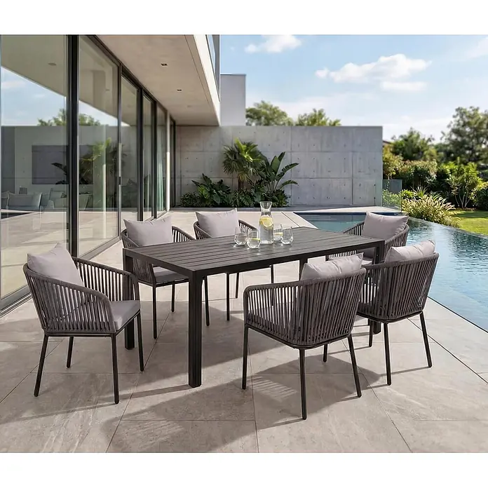 Mendler Gartenmöbel-Set HWC-N41 - 7 -tlg., Metall, Anthrazit, grau, Anthrazit Kissen grau - Outdoor-Essgruppe: dunkelgrauer Tisch, sechs Stühle mit grauem Seilgeflecht und hellgrauen Kissen, auf einer Terrasse am Pool.
