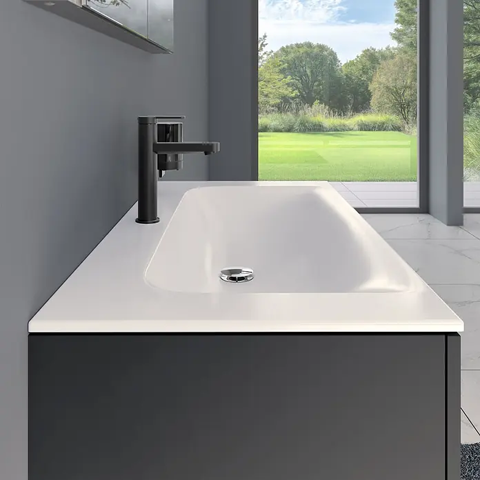 Keuco Badmöbel-Set 120 cm, mit Waschtisch und Unterbau, anthrazit/weiß - Gesamtbreite Badmöbel: 120,8 cm, Anthrazit/Weiß, Seidenmatt - Moderner, dunkelgrauer Badschrank mit integriertem weißen Waschbecken und mattschwarzer Armatur.