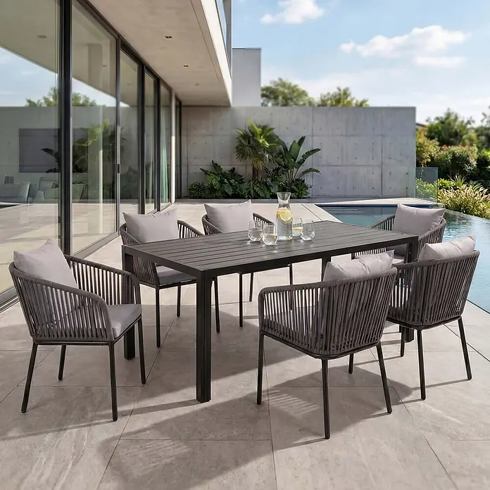 Mendler Gartenmöbel-Set HWC-N41 - 7 -tlg., Metall, Anthrazit, grau, Anthrazit Kissen grau - Dunkelgraue Outdoor-Essgruppe mit gepolsterten Stühlen auf einer modernen Terrasse am Pool.