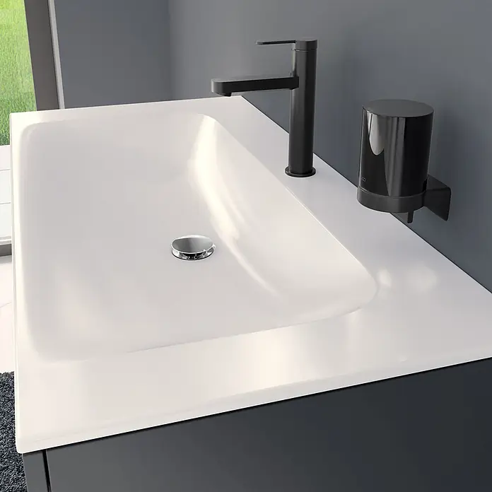 Keuco Badmöbel-Set 120 cm, mit Waschtisch und Unterbau, anthrazit/weiß - Gesamtbreite Badmöbel: 120,8 cm, Anthrazit/Weiß, Seidenmatt - Weißes modernes Waschbecken mit matt-schwarzem Wasserhahn und passendem wandmontiertem Seifenspender.