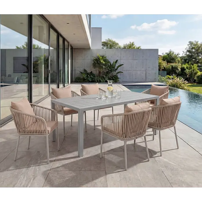 Mendler Gartenmöbel-Set HWC-N41 - 7 -tlg., Metall, Grau, taupe, Grau Kissen taupe - Outdoor-Essgruppe: ein hellgrauer Lamellentisch und sechs beige Stühle mit geflochtenen Seilrücken und Kissen auf einer Terrasse.