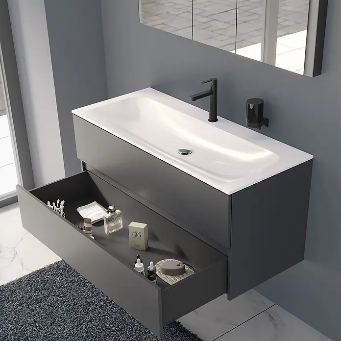 Keuco Badmöbel-Set 120 cm, mit Waschtisch und Unterbau, anthrazit/weiß - Gesamtbreite Badmöbel: 120,8 cm, Anthrazit/Weiß, Seidenmatt - Moderner dunkelgrauer Badunterschrank mit weißem integriertem Waschbecken, offener Schublade mit Toilettenartikeln und schwarzem Wasserhahn.