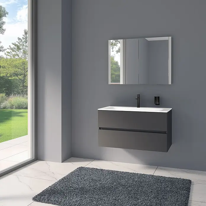Keuco Badmöbel-Set 100 cm, mit Waschtisch und Unterbau, anthrazit/weiß - Gesamtbreite Badmöbel: 100,7 cm, Anthrazit/Weiß, Seidenmatt - Moderne dunkelgraue wandmontierte Badmöbel mit weißem Waschbecken, schwarzer Armatur und Spiegelschrank, in hellem Bad mit Gartenblick.