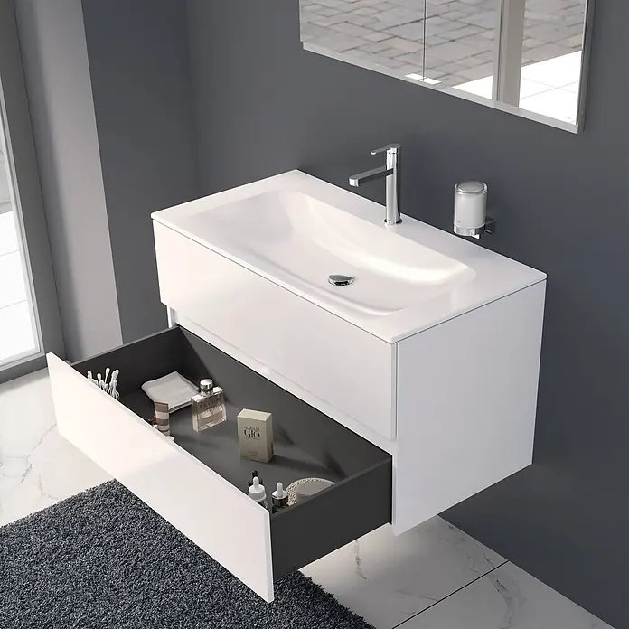 Keuco Badmöbel-Set 100 cm, mit Waschtisch und Unterbau, weiß - Gesamtbreite Badmöbel: 100,7 cm, Weiß, Seidenmatt - Weißer wandmontierter Badwaschtisch mit integriertem Waschbecken und Chromarmatur, offene Schublade mit Toilettenartikeln.