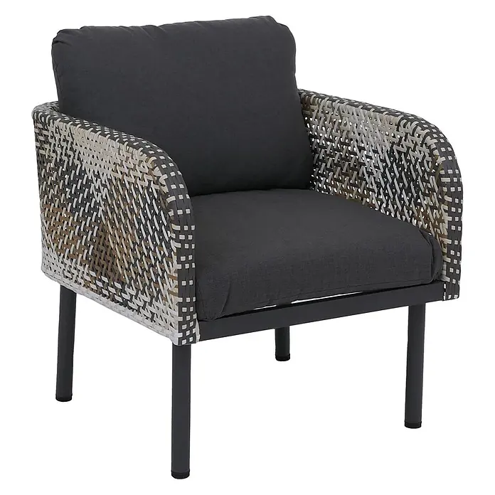 Mendler Loungemöbel-Set HWC-P80 - 3 -tlg., Rattan, Dunkelgrau, Dunkelgrau - Outdoor-Sessel mit dunkelgrauen Kissen und mehrfarbigem geflochtenem Rahmen in Weiß, Braun und Grau auf dunklen Metallbeinen.