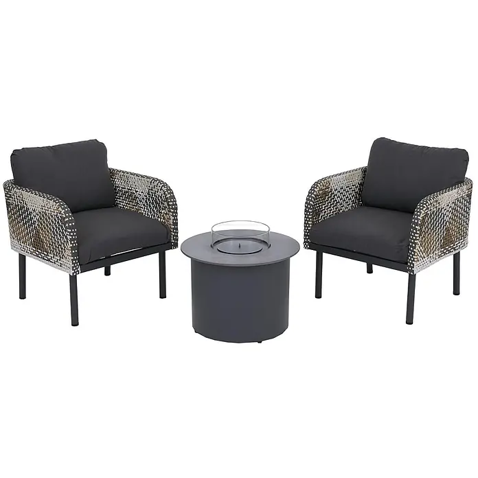 Mendler Loungemöbel-Set HWC-P80 - 3 -tlg., Rattan, Dunkelgrau, Dunkelgrau - Zwei Outdoor-Sessel mit mehrfarbig geflochtenen Rückenlehnen und dunkelgrauen Kissen, flankieren einen runden dunkelgrauen Feuertisch mit Glasaufsatz.