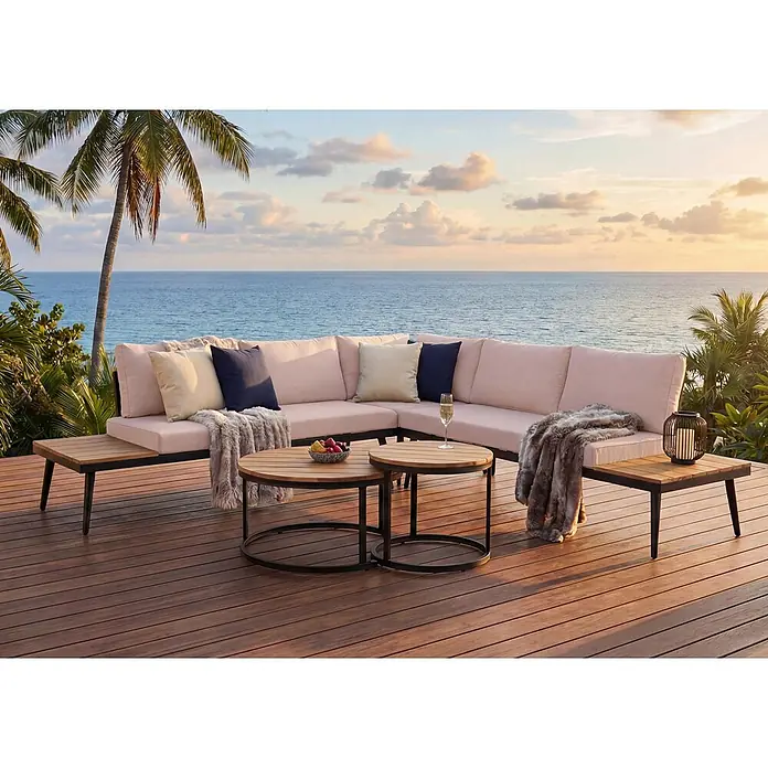 Mendler Loungemöbel-Set HWC-H54 - 3 -tlg., Holz, Hellbraun, Kissen beige, Hellbraun, beige - Outdoor-Ecksofa-Set mit hellrosa Polstern, dunklen Gestellen und Lattenholztischen auf einer Terrasse mit Meerblick.