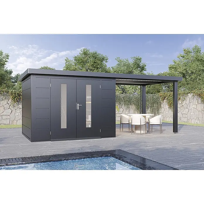 Wolff Finnhaus Gartenhaus Elvar Master Line - Außenmaß inkl. Dachüberstand (B x T): 610 x 272 cm, Metall, Anthrazit - Dunkelgraues Gartenhaus mit Glastüren und integrierter Pergola, auf einer Holzterrasse neben einem Swimmingpool.
