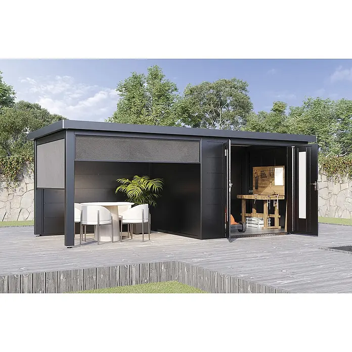 Wolff Finnhaus Gartenhaus Elvar Master Line - Außenmaß inkl. Dachüberstand (B x T): 610 x 272 cm, Metall, Anthrazit - Modernes dunkelgraues Outdoor-Gebäude mit offenem Lounge-Bereich, rollbarem Sonnenschutz und Geräteschuppen mit offener Werkbank auf Holzdeck.