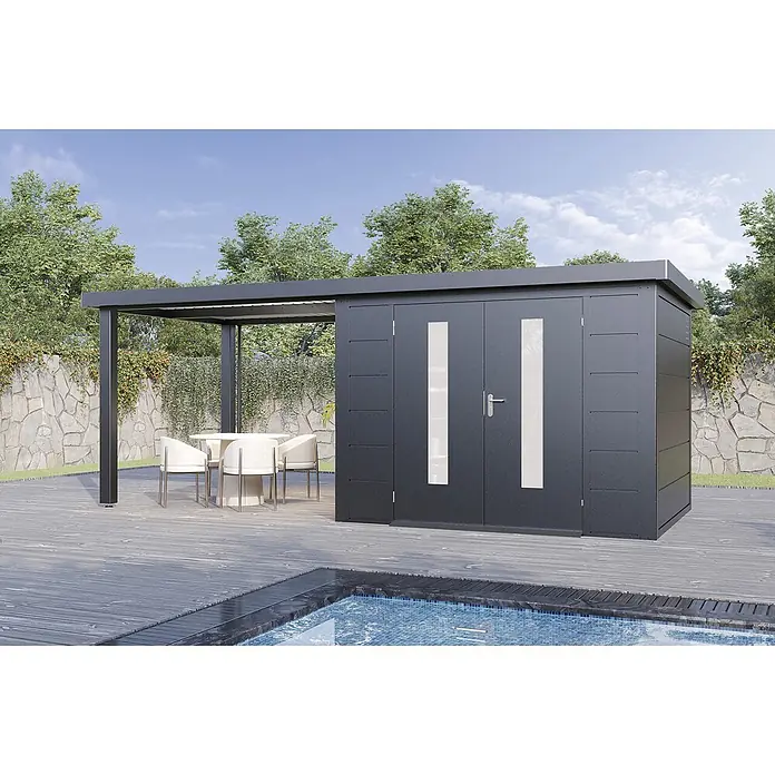 Wolff Finnhaus Gartenhaus Elvar Master Line - Außenmaß inkl. Dachüberstand (B x T): 610 x 272 cm, Metall, Anthrazit - Dunkelgraues Gartenhaus mit Anbau-Pergola und Essbereich im Freien, neben einem Pool auf Holzdeck.