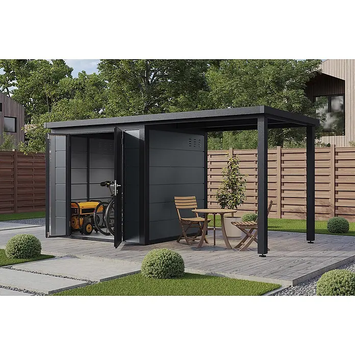 Wolff Finnhaus Gartenhaus Linnea Prime Line - Außenmaß inkl. Dachüberstand (B x T): 460 x 220 cm, Metall, Felsgrau - Dunkelgrauer Metall-Gartenschuppen mit schwarzer Pergola, beherbergt Generator und Fahrrad, mit Sitzbereich auf einer Terrasse.