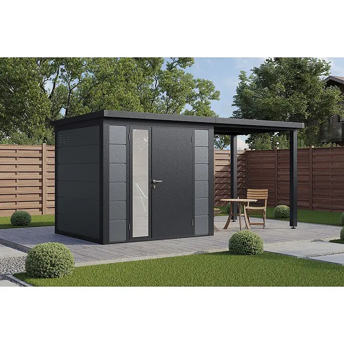 Wolff Finnhaus Gartenhaus Linnea Prime Line - Außenmaß inkl. Dachüberstand (B x T): 460 x 220 cm, Metall, Felsgrau - Dunkelgrauer Metall-Gartenschuppen mit integrierter Pergola, auf einer Holzterrasse in einer Gartenumgebung mit kleiner Sitzecke.