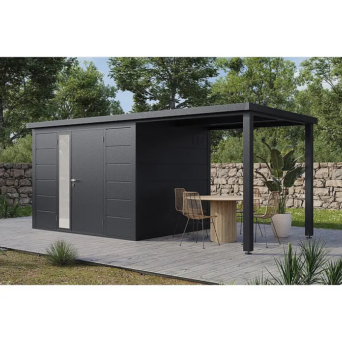 Wolff Finnhaus Gartenhaus Linnea Prime Line - Außenmaß inkl. Dachüberstand (B x T): 519 x 247 cm, Metall, Anthrazit - Anthrazitfarbener Gartenschuppen mit integrierter Pergola und Sitzbereich auf einer Holzterrasse im Garten.