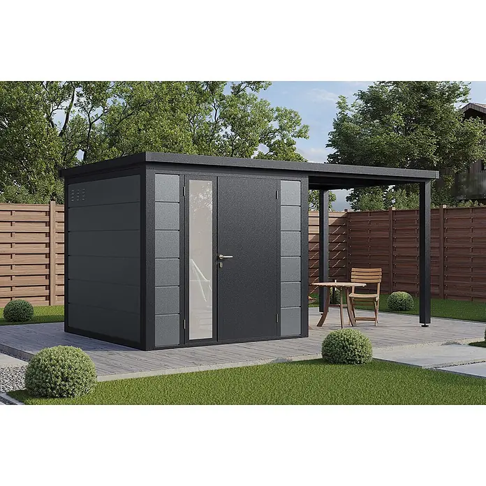 Wolff Finnhaus Gartenhaus Linnea Prime Line - Außenmaß inkl. Dachüberstand (B x T): 460 x 247 cm, Metall, Felsgrau - Modernes dunkelgraues Metallgartenhaus mit integrierter schwarzer Pergola auf einer Holzterrasse im Garten mit Sitzbereich.