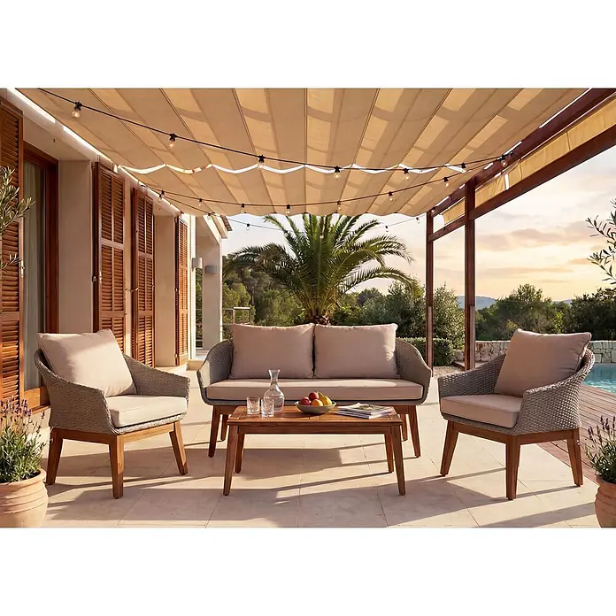 Mendler Loungemöbel-Set HWC-N37 - 4 -tlg., Holz, Grau, Kissen beige, Beige - Eine Outdoor-Loungeset mit grauen Flechtsesseln, passendem Sofa und Holztisch, alle mit hellbeigen Kissen, auf einer Terrasse unter einer Pergola.