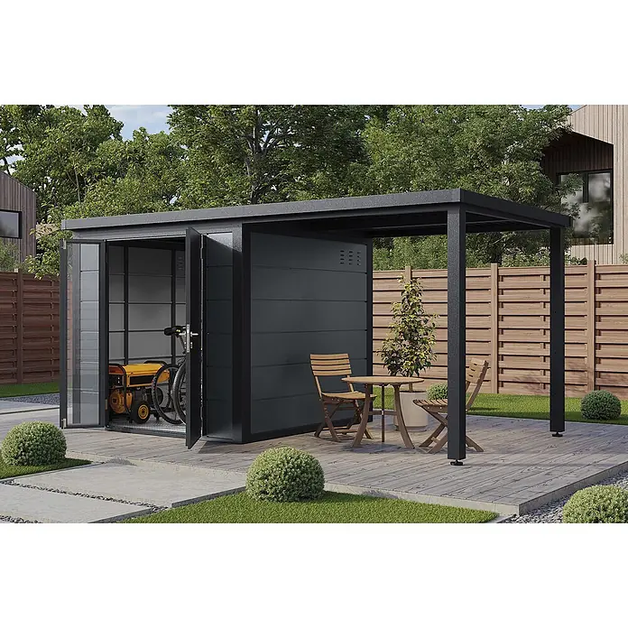 Wolff Finnhaus Gartenhaus Linnea Prime Line - Außenmaß inkl. Dachüberstand (B x T): 460 x 247 cm, Metall, Felsgrau - Dunkelgraues Gartenhaus mit angebauter Pergola auf Holzterrasse, mit Generator und Fahrrad im Schuppen. Eine Sitzgruppe steht unter der Pergola.