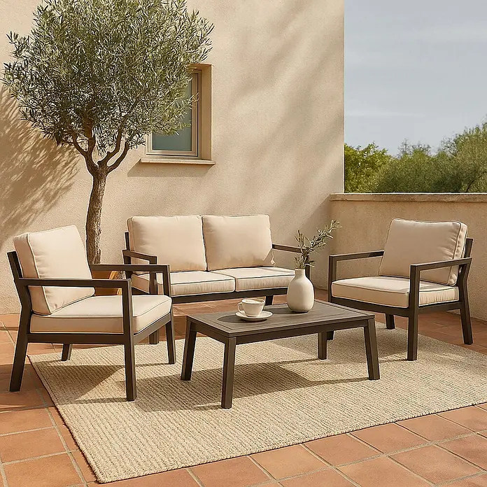 Mendler Loungemöbel-Set HWC-L64 - 4 -tlg., Metall, Polster creme-weiß, Creme-weiß - Gartenmöbel-Set: Sofa, zwei Sessel und Couchtisch mit dunklem Gestell und beigen Kissen auf Teppich.