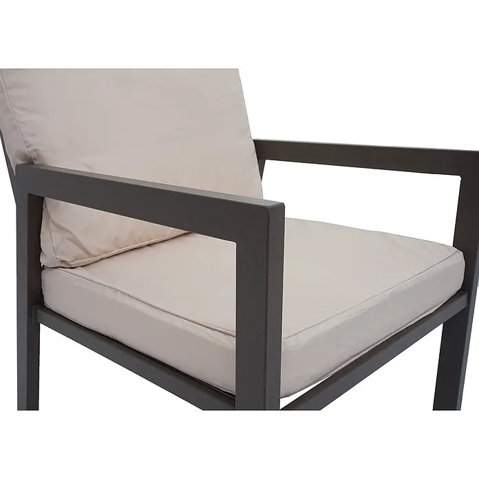 Mendler Loungemöbel-Set HWC-L64 - 4 -tlg., Metall, Polster creme-weiß, Creme-weiß - Nahaufnahme eines modernen Outdoor-Stuhls mit dunkelgrauem Metallrahmen und hellbeigen Polstern.