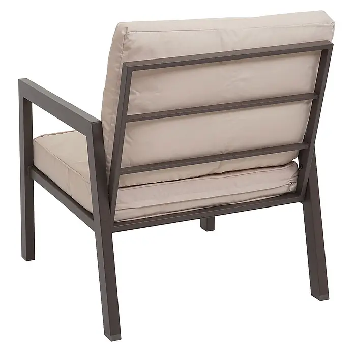 Mendler Loungemöbel-Set HWC-L64 - 4 -tlg., Metall, Polster creme-weiß, Creme-weiß - Outdoor-Loungesessel mit dunkelbraunem Metallrahmen und hellbeigen Kissen.
