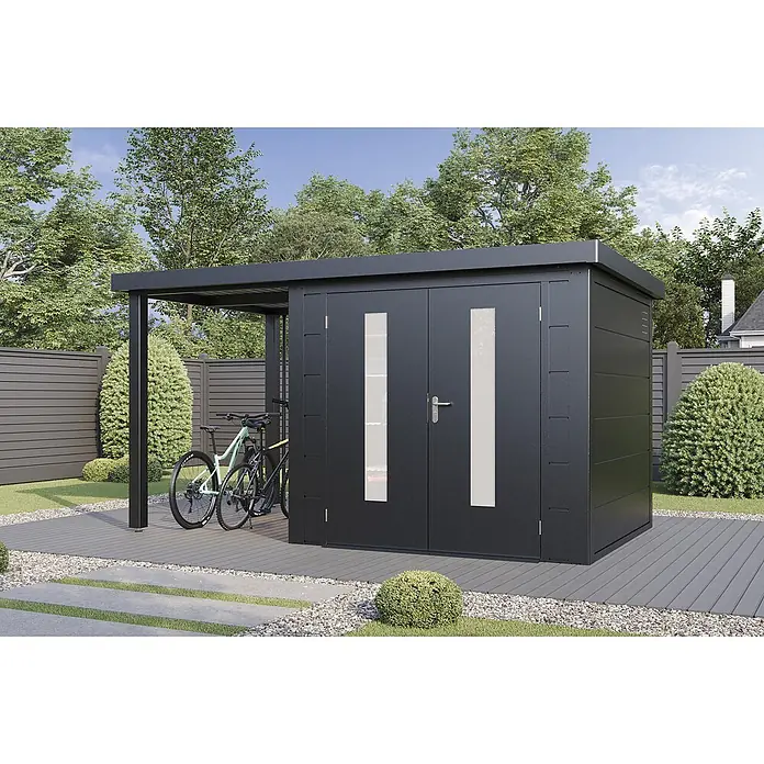 Wolff Finnhaus Gartenhaus Elvar Master Line - Außenmaß inkl. Dachüberstand (B x T): 399 x 272 cm, Metall, Anthrazit - Anthrazitfarbenes Gartenhaus mit Doppeltür und integriertem Vordach zur Fahrradaufbewahrung auf einer Gartenterrasse.