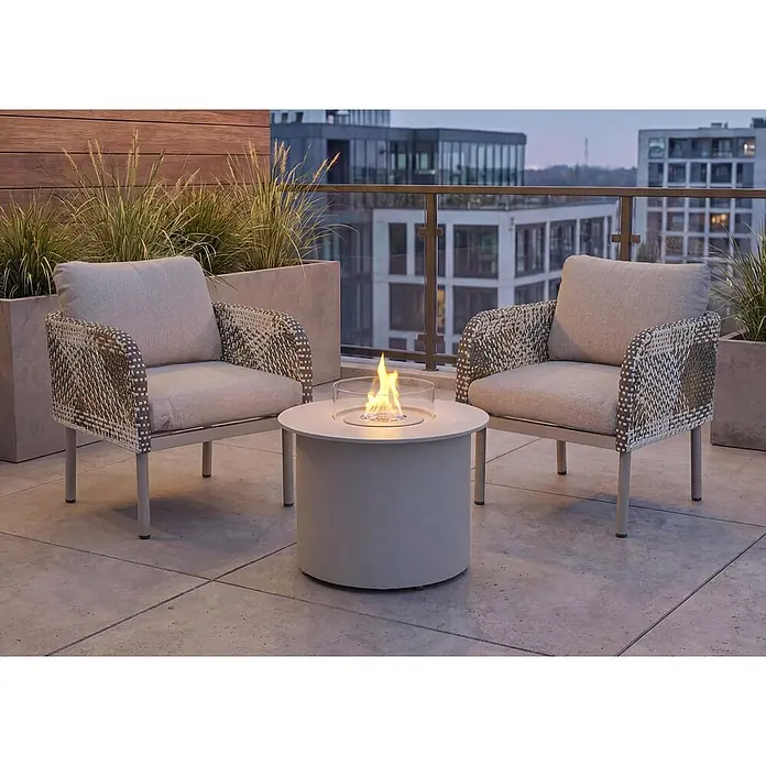 Mendler Loungemöbel-Set HWC-P80 - 3 -tlg., Rattan, Creme-beige, Creme-beige - Zwei hellgrau gepolsterte Stühle mit geflochtenen Rattan-Armlehnen und ein grauer Feuerstelltisch auf einem Balkon.