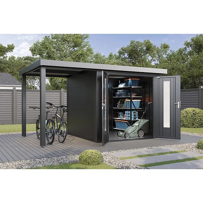Wolff Finnhaus Gartenhaus Elvar Master Line - Außenmaß inkl. Dachüberstand (B x T): 399 x 272 cm, Metall, Anthrazit - Dunkelgraues Gartenhaus mit offenem Carport zur Werkzeug- und Fahrradaufbewahrung auf Holzdeck.