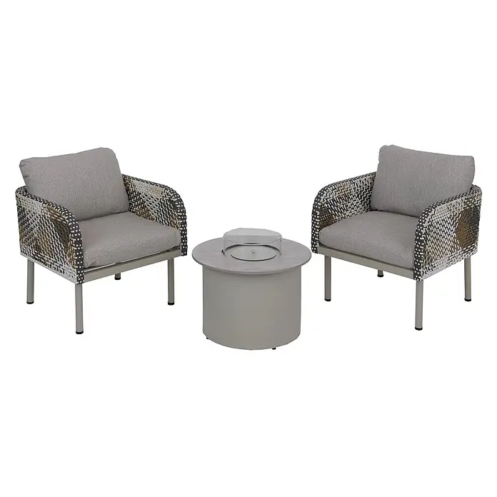 Mendler Loungemöbel-Set HWC-P80 - 3 -tlg., Rattan, Creme-beige, Creme-beige - Outdoor-Sitzgruppe mit zwei grau gepolsterten, mehrfarbig geflochtenen Sesseln und einem runden grauen Feuertisch mit Glasschutz.