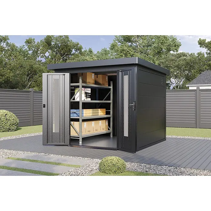 Wolff Finnhaus Gartenhaus Eirik Master Line - Außenmaß inkl. Dachüberstand (B x T): 264 x 272 cm, Metall, Anthrazit - Dunkelgrauer Metall-Gartenschuppen mit offenen Türen, der Regale und Boxen zeigt. Steht auf einer Terrasse im Garten.