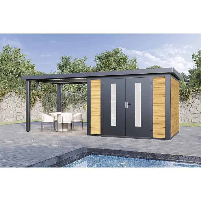 Wolff Finnhaus Gartenhaus Alvar Master Line - Außenmaß inkl. Dachüberstand (B x T): 610 x 272 cm, Holz, Kiefer - Moderner dunkelgrauer Geräteschuppen mit Holzverkleidung und Doppeltüren, mit integrierter Pergola, auf einer Terrasse neben einem Pool mit Gartenmöbeln.