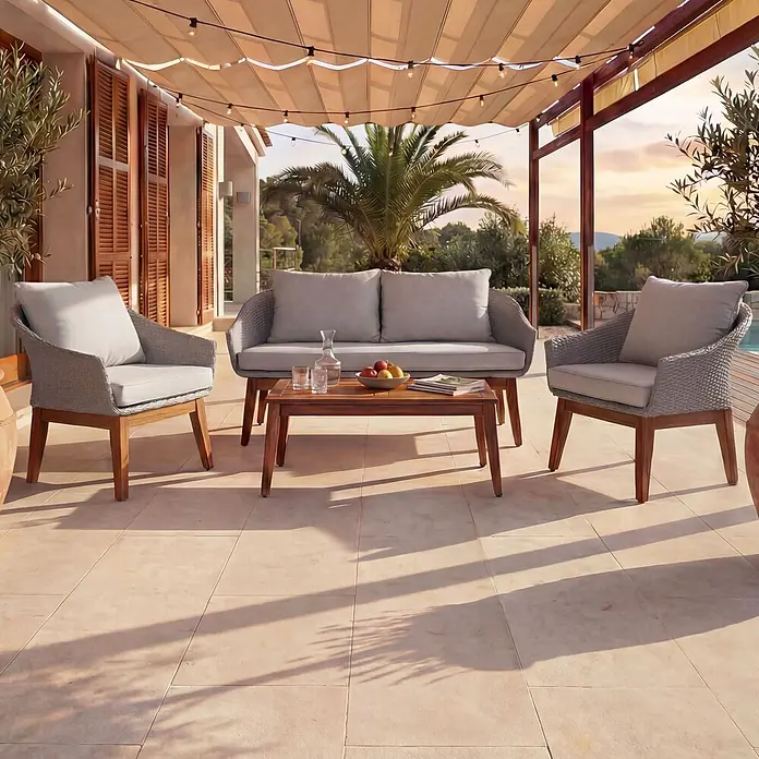 Mendler Loungemöbel-Set HWC-N37 - 4 -tlg., Holz, Grau, Kissen hellgrau, Grau - Outdoor-Loungeset mit Holztisch, grauem Geflechtsofa und zwei Sesseln mit hellgrauen Kissen.